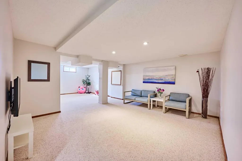 15 Hawkbury Close NW Calgary AB T3G 3N2