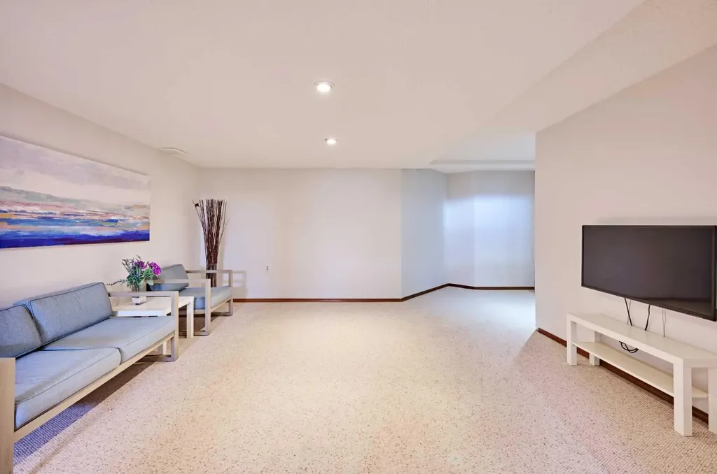 15 Hawkbury Close NW Calgary AB T3G 3N2