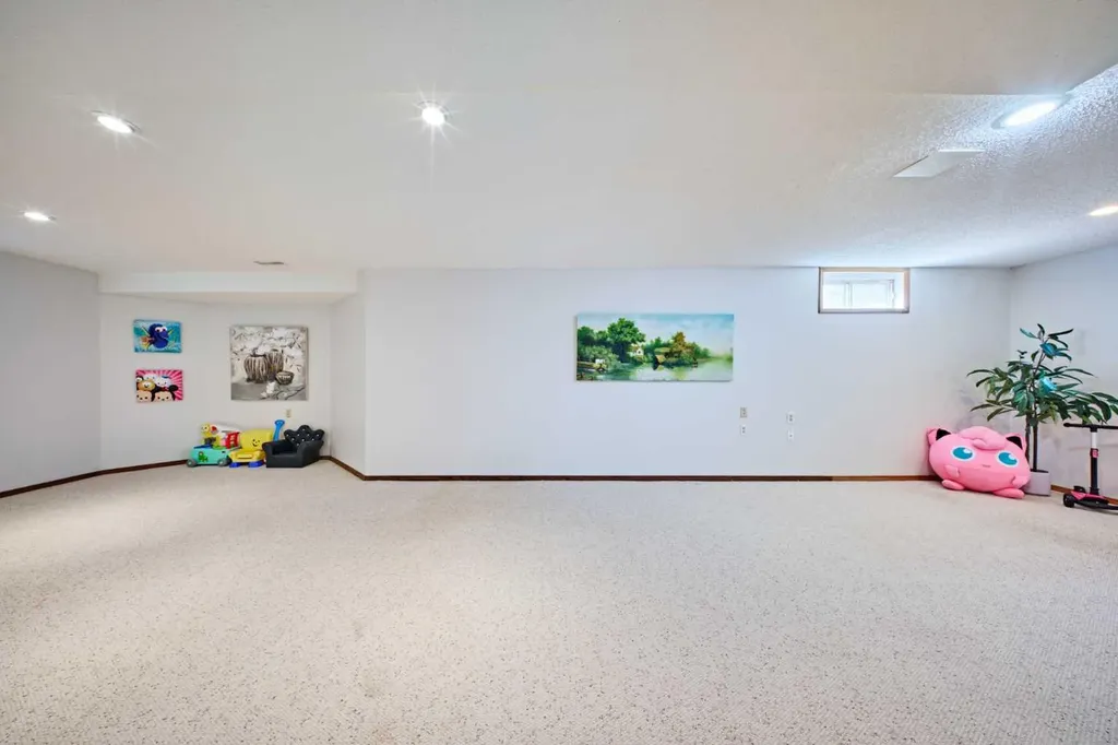 15 Hawkbury Close NW Calgary AB T3G 3N2