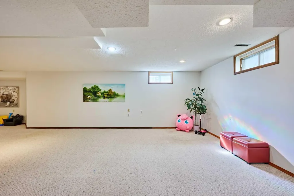 15 Hawkbury Close NW Calgary AB T3G 3N2