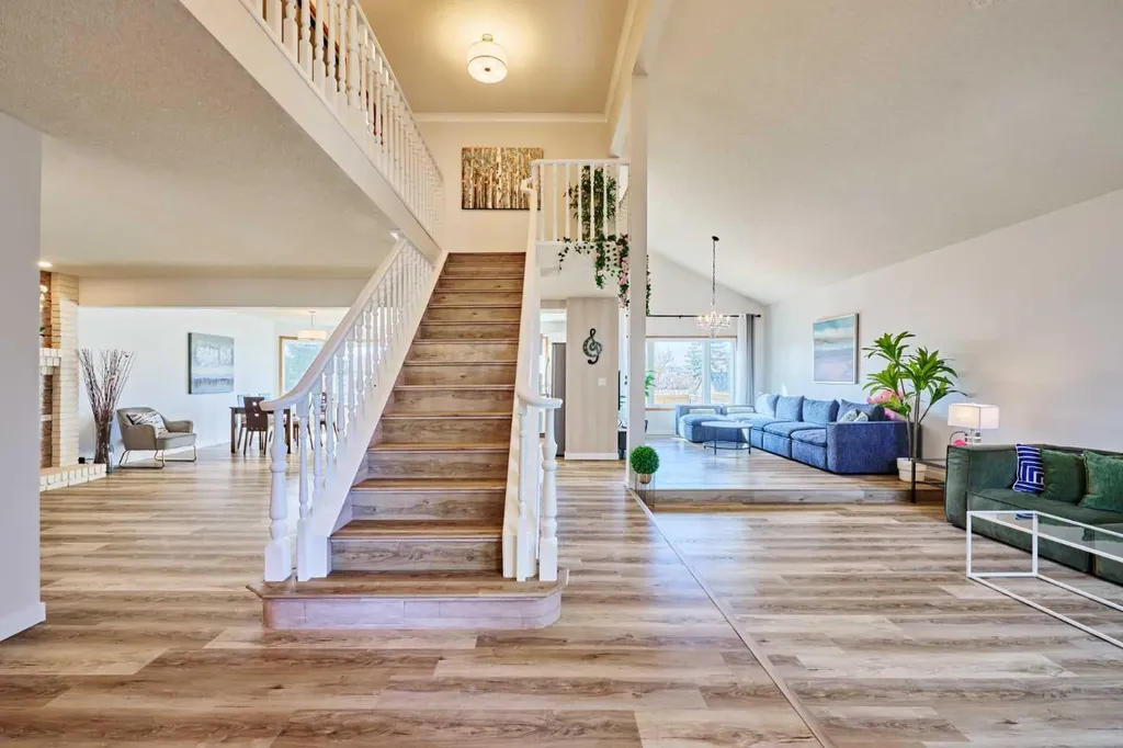 15 Hawkbury Close NW Calgary AB T3G 3N2