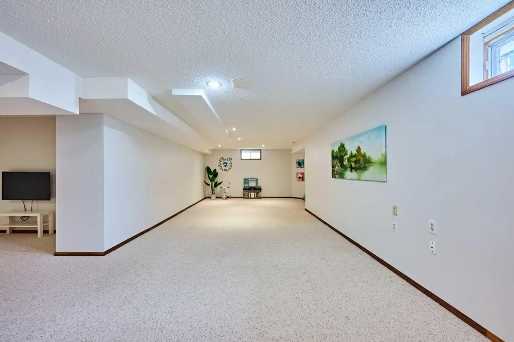 15 Hawkbury Close NW Calgary AB T3G 3N2