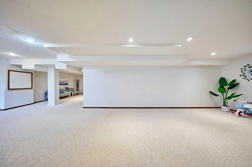 15 Hawkbury Close NW Calgary AB T3G 3N2