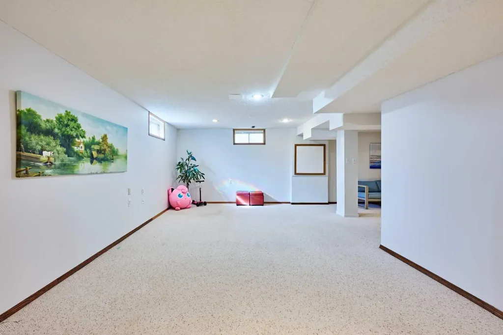 15 Hawkbury Close NW Calgary AB T3G 3N2