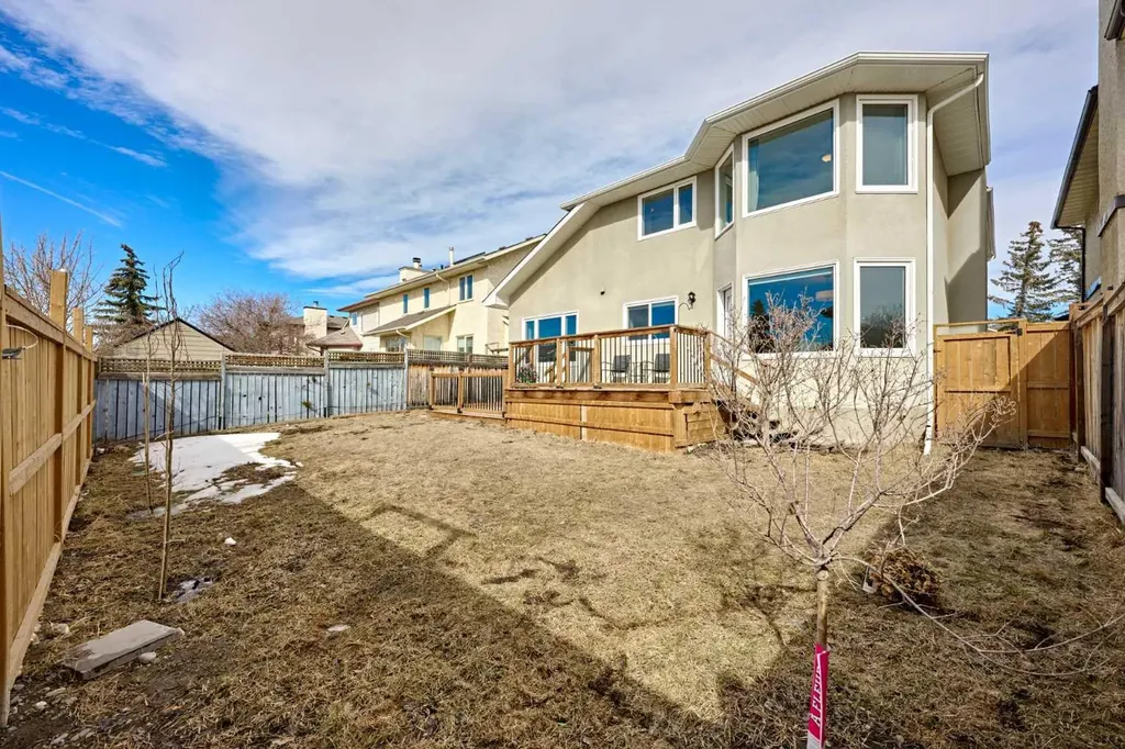 15 Hawkbury Close NW Calgary AB T3G 3N2