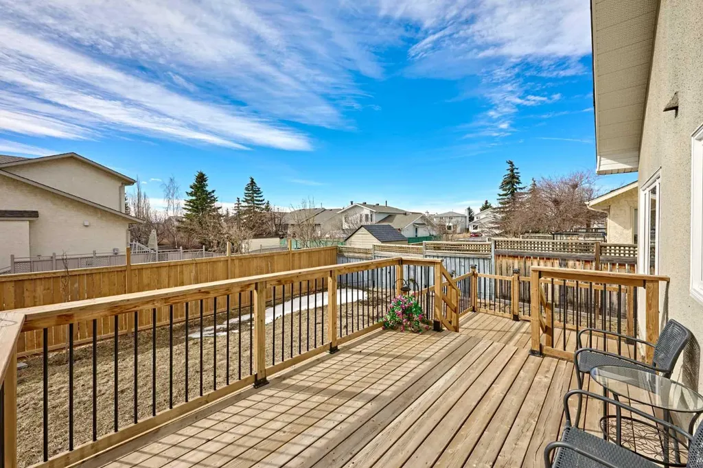 15 Hawkbury Close NW Calgary AB T3G 3N2
