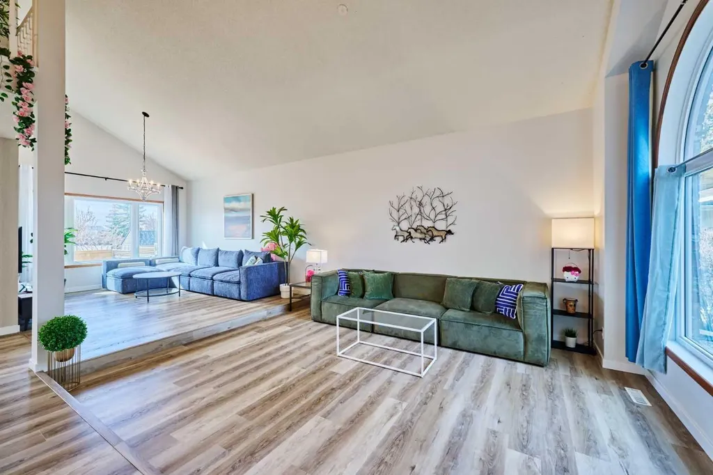15 Hawkbury Close NW Calgary AB T3G 3N2