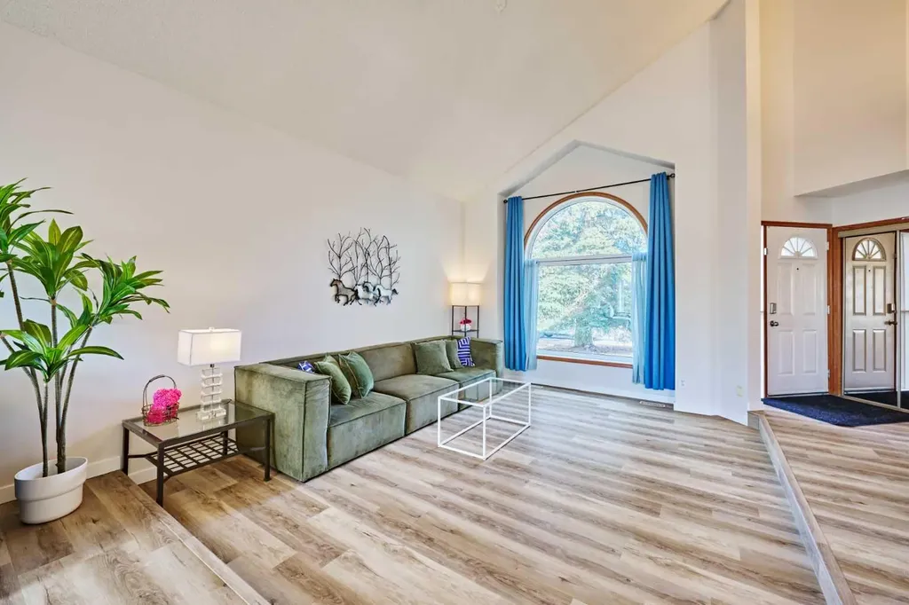 15 Hawkbury Close NW Calgary AB T3G 3N2
