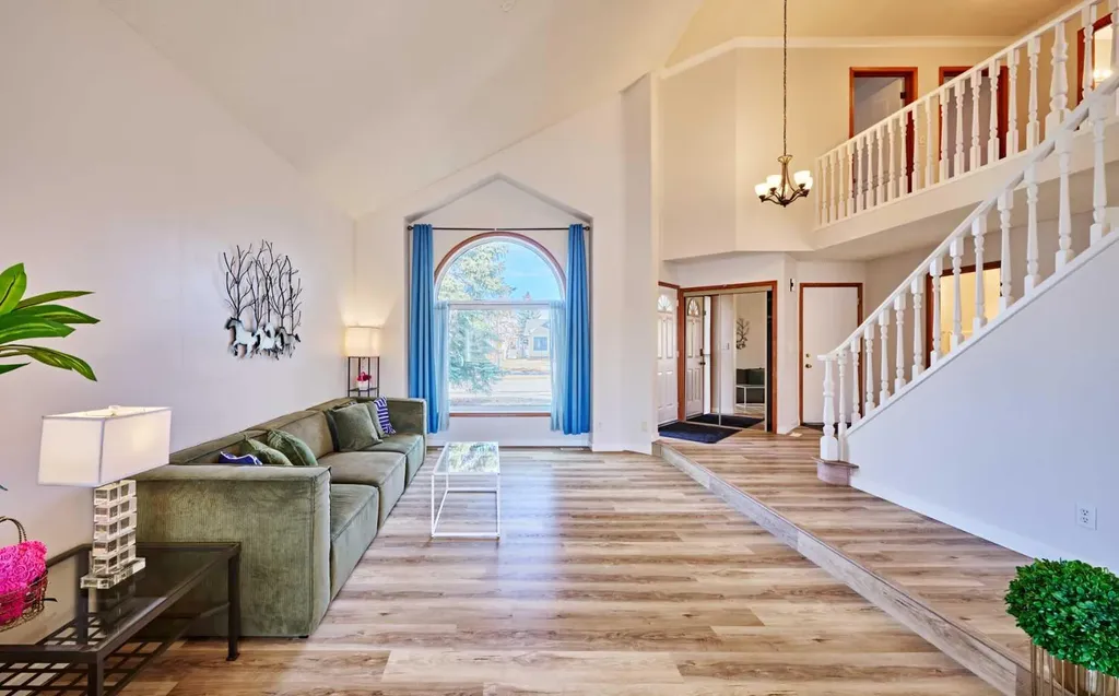 15 Hawkbury Close NW Calgary AB T3G 3N2