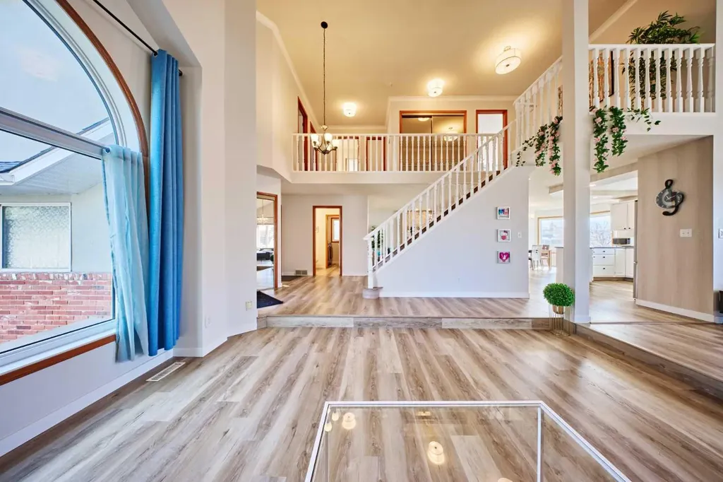 15 Hawkbury Close NW Calgary AB T3G 3N2