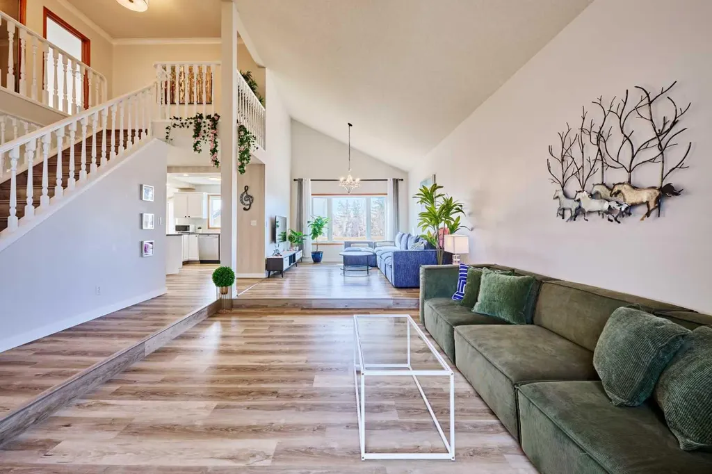 15 Hawkbury Close NW Calgary AB T3G 3N2