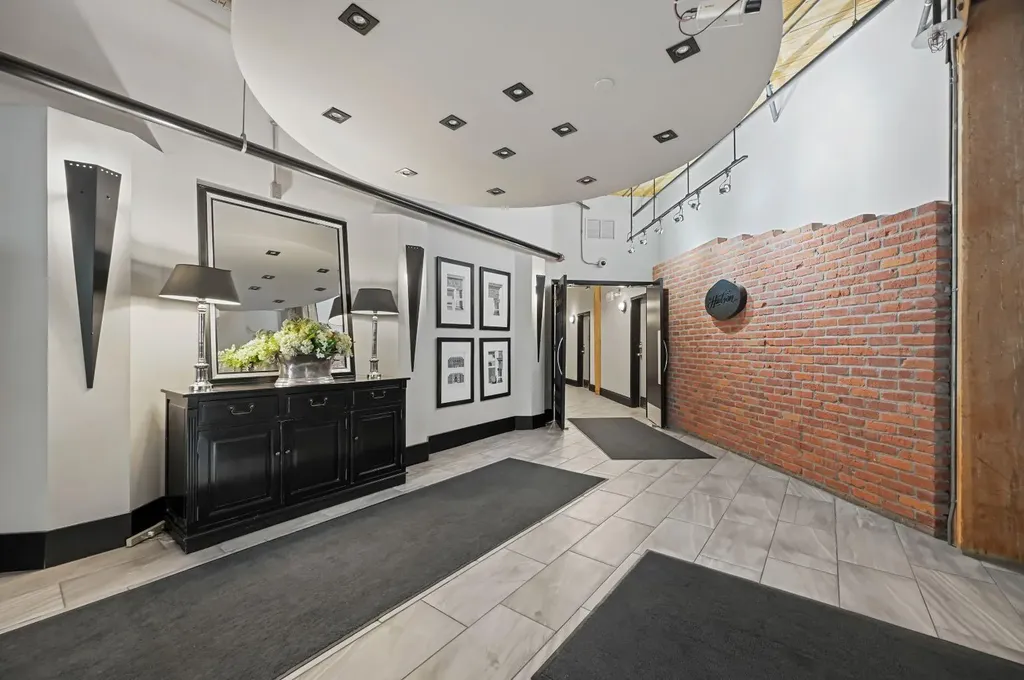 535 10 Avenue SW Calgary AB T2R0A8