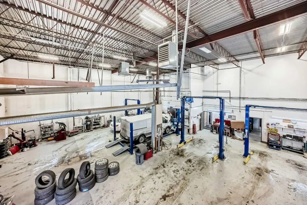 3505 32 Street NE Calgary AB T1Y 5Y9