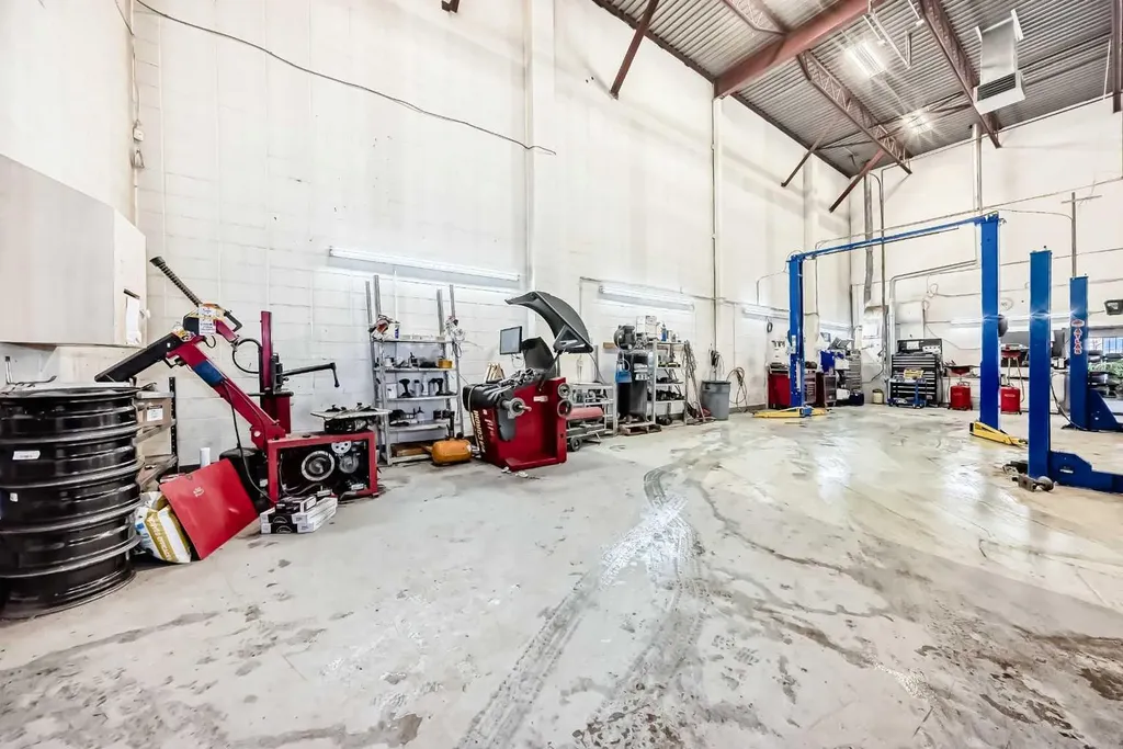 3505 32 Street NE Calgary AB T1Y 5Y9