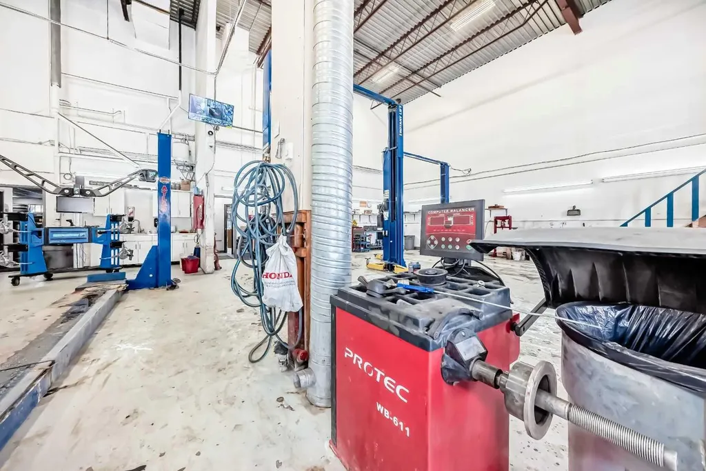 3505 32 Street NE Calgary AB T1Y 5Y9