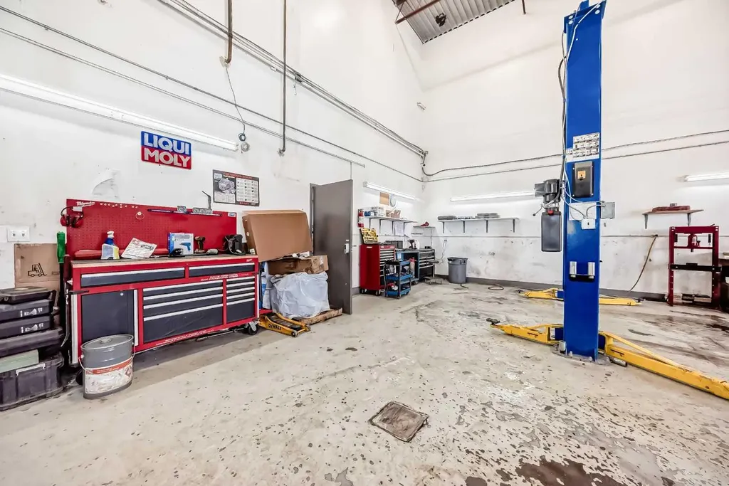 3505 32 Street NE Calgary AB T1Y 5Y9