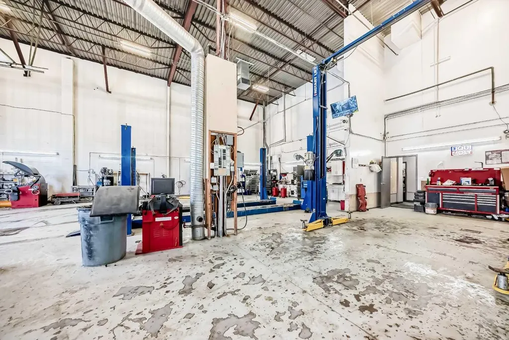 3505 32 Street NE Calgary AB T1Y 5Y9