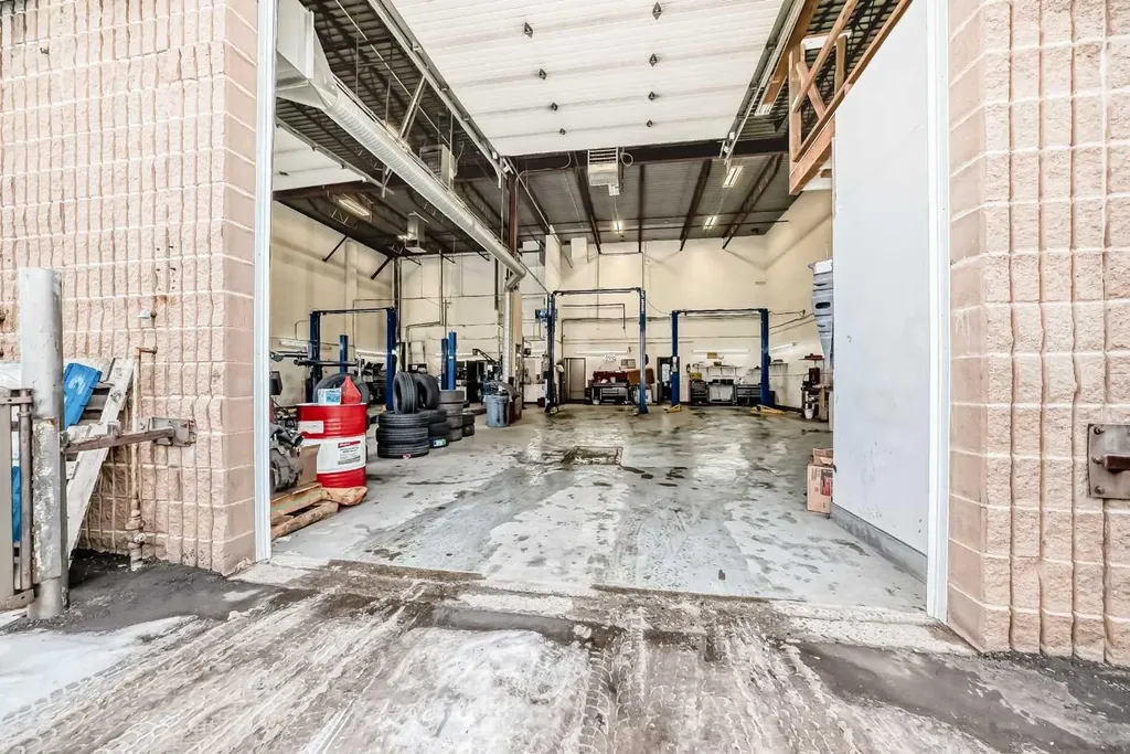 3505 32 Street NE Calgary AB T1Y 5Y9