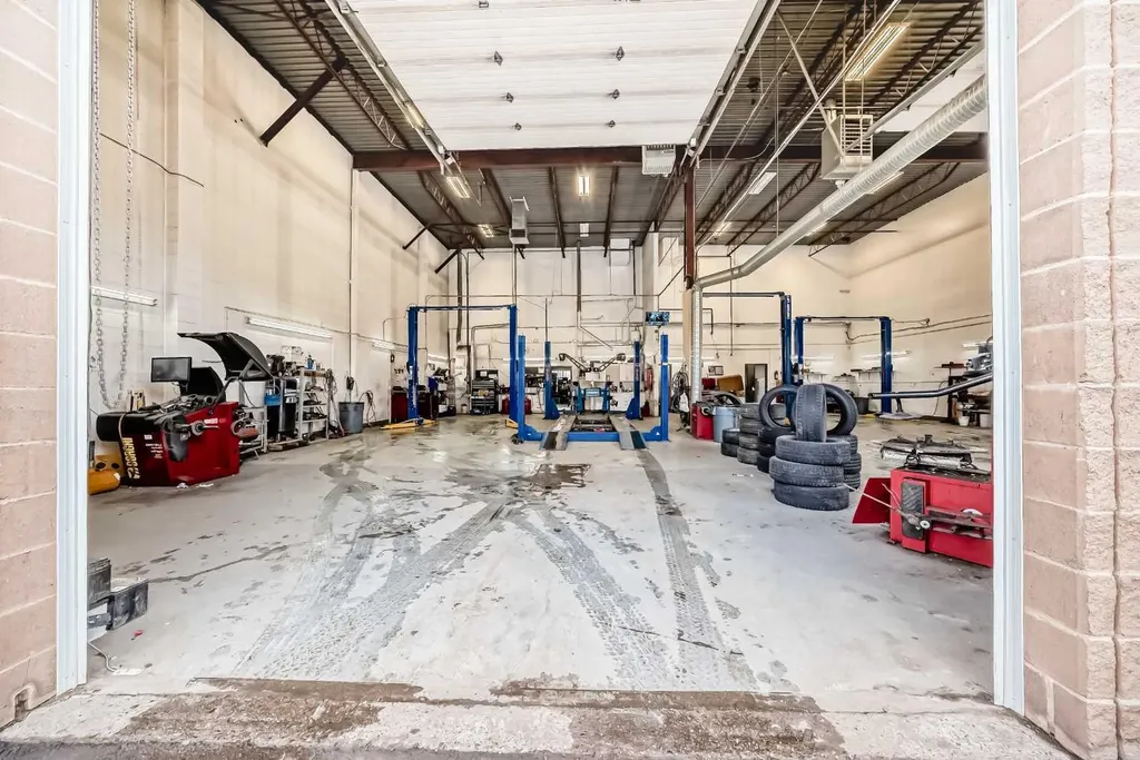 3505 32 Street NE Calgary AB T1Y 5Y9