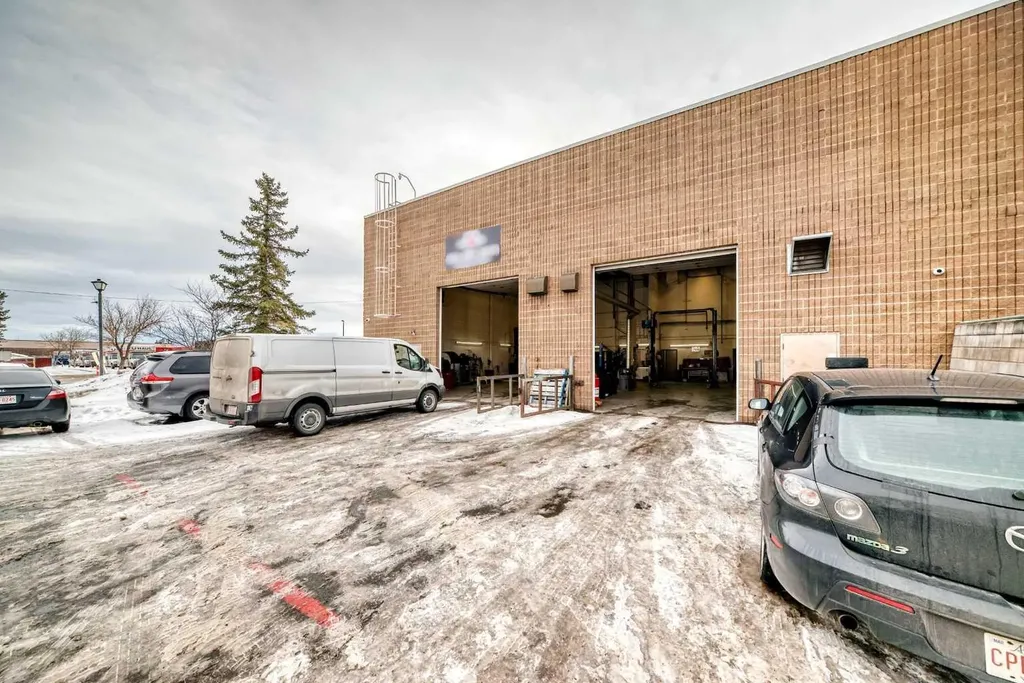 3505 32 Street NE Calgary AB T1Y 5Y9