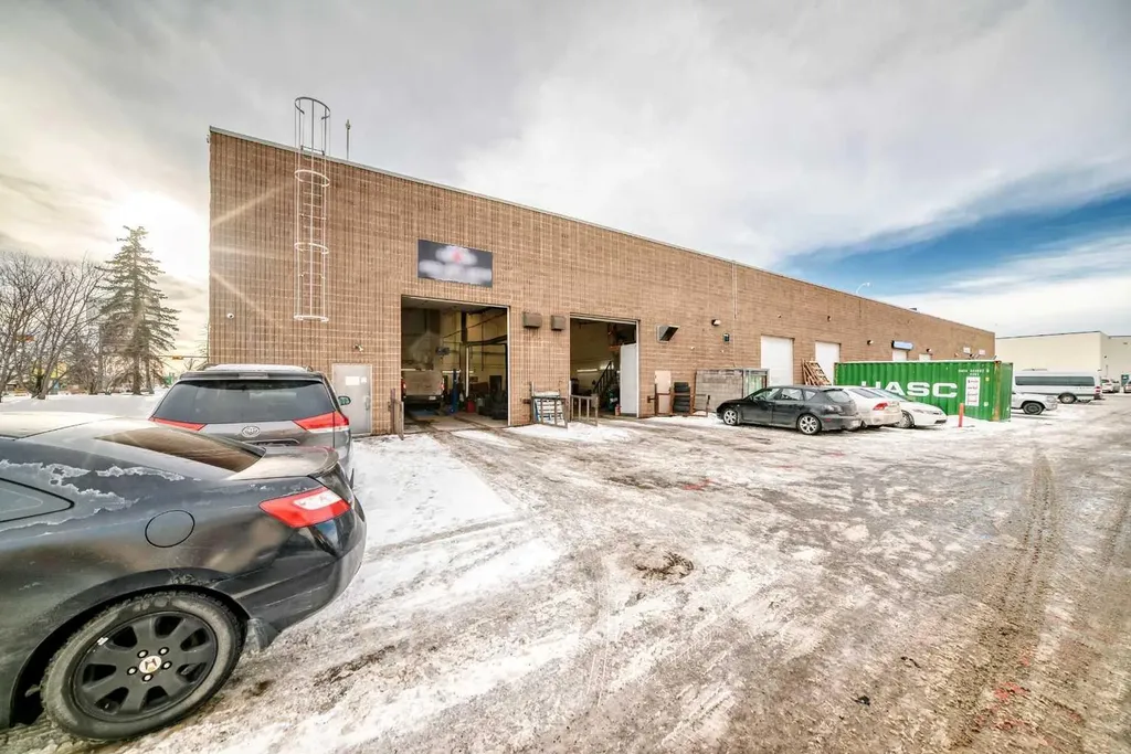 3505 32 Street NE Calgary AB T1Y 5Y9