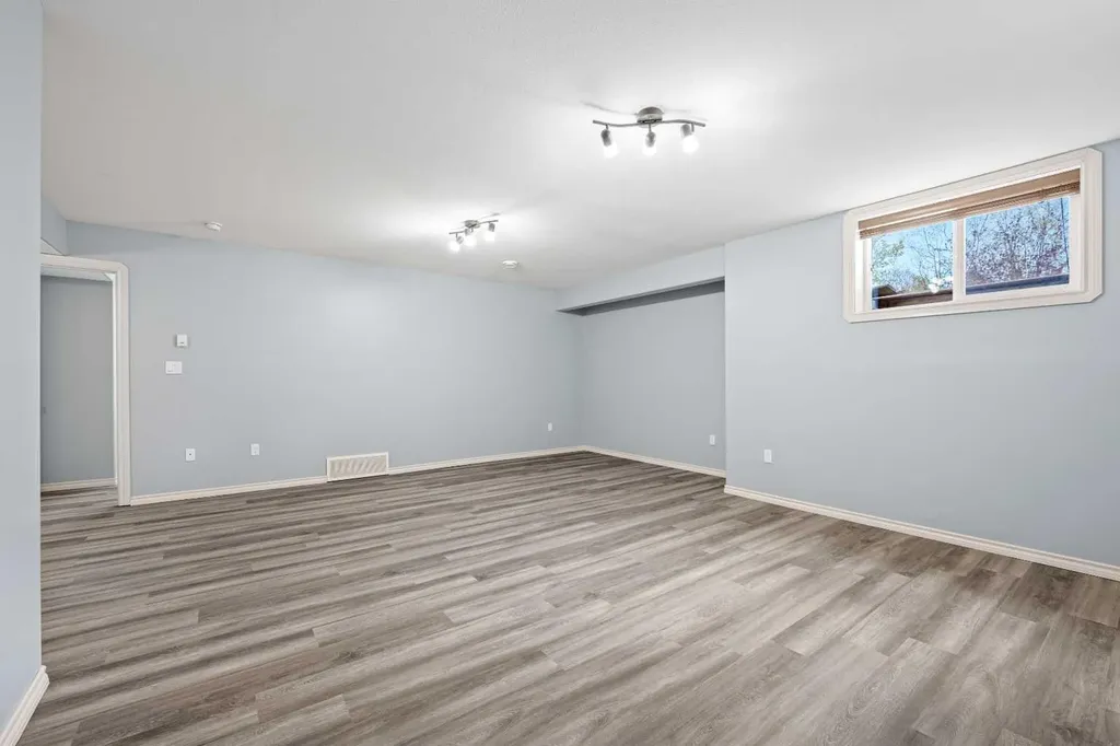 4014 74 Avenue Lloydminster AB T9V 2K4