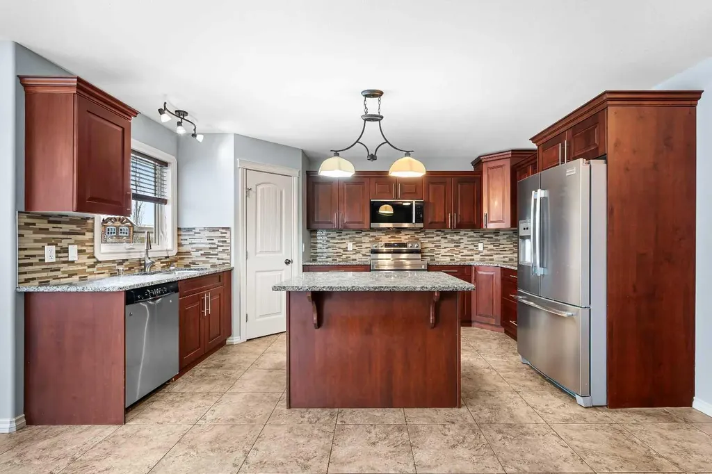 4014 74 Avenue Lloydminster AB T9V 2K4