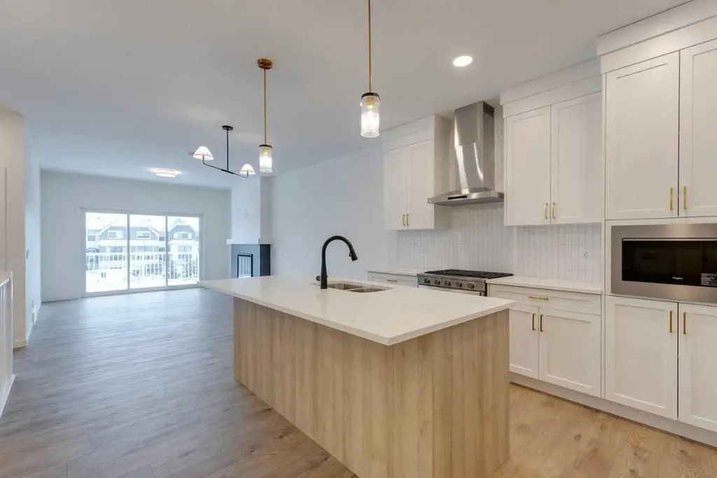 1402 Bayview Crescent SW Airdrie AB T4B5N9