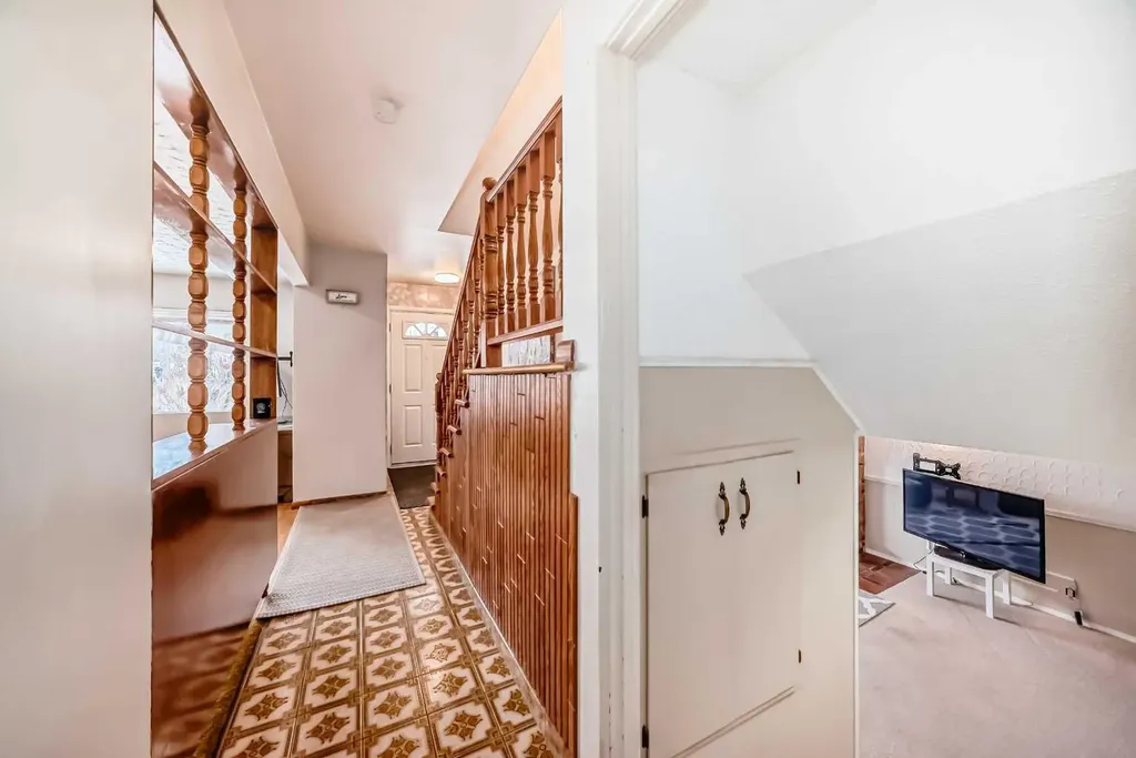 31 Fenton Road SE Calgary AB T2H1B8