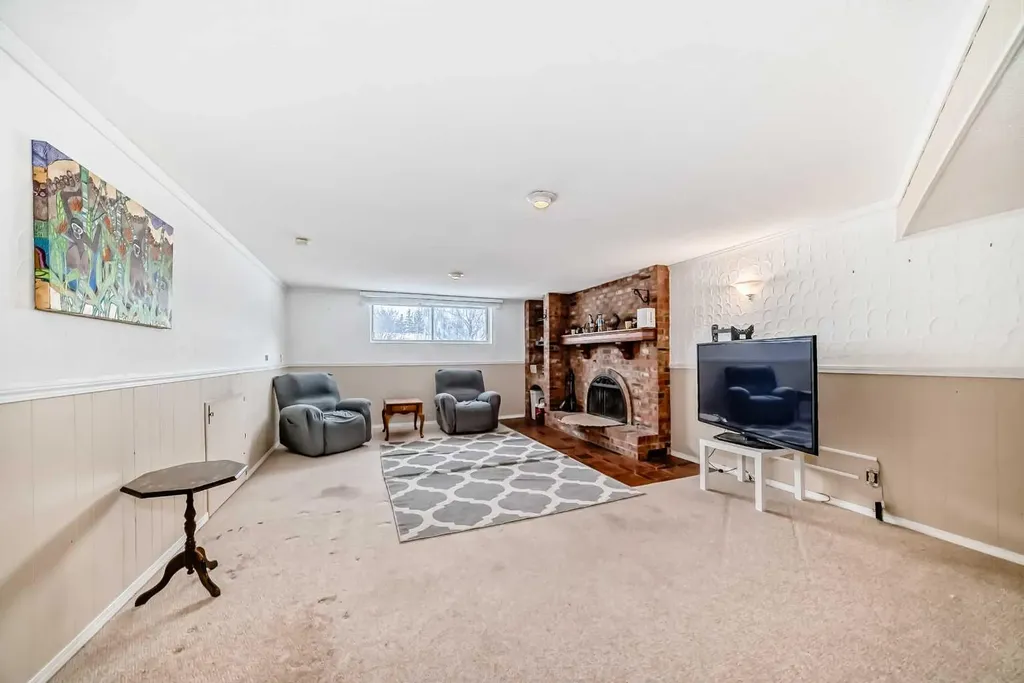 31 Fenton Road SE Calgary AB T2H1B8