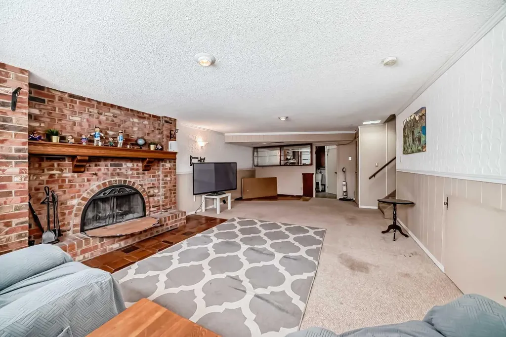 31 Fenton Road SE Calgary AB T2H1B8