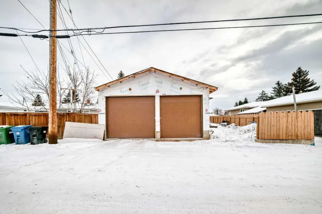 31 Fenton Road SE Calgary AB T2H1B8