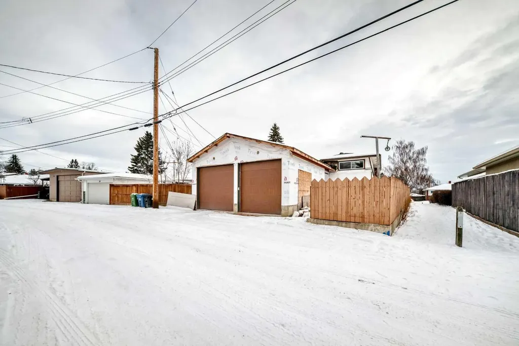 31 Fenton Road SE Calgary AB T2H1B8