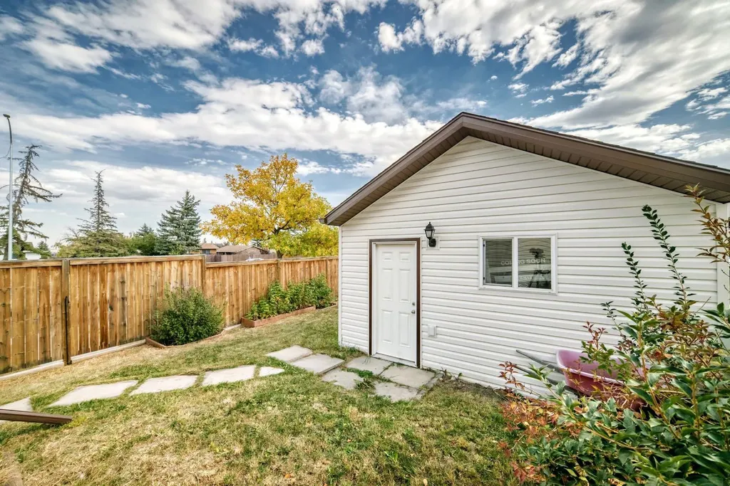 8432 Berkley Road NW Calgary AB T3K 1B4