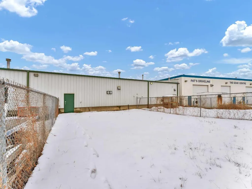 97 South West Drive SW Medicine Hat AB T1B 4J6