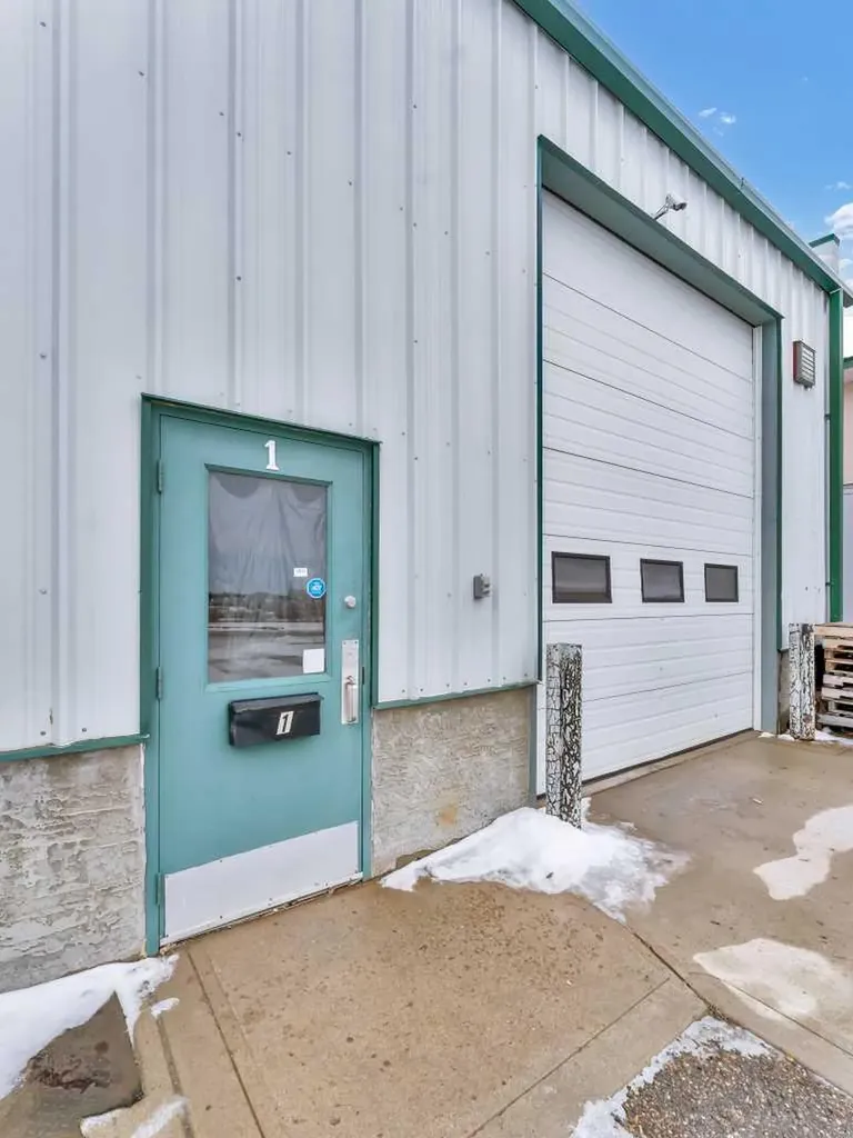97 South West Drive SW Medicine Hat AB T1B 4J6