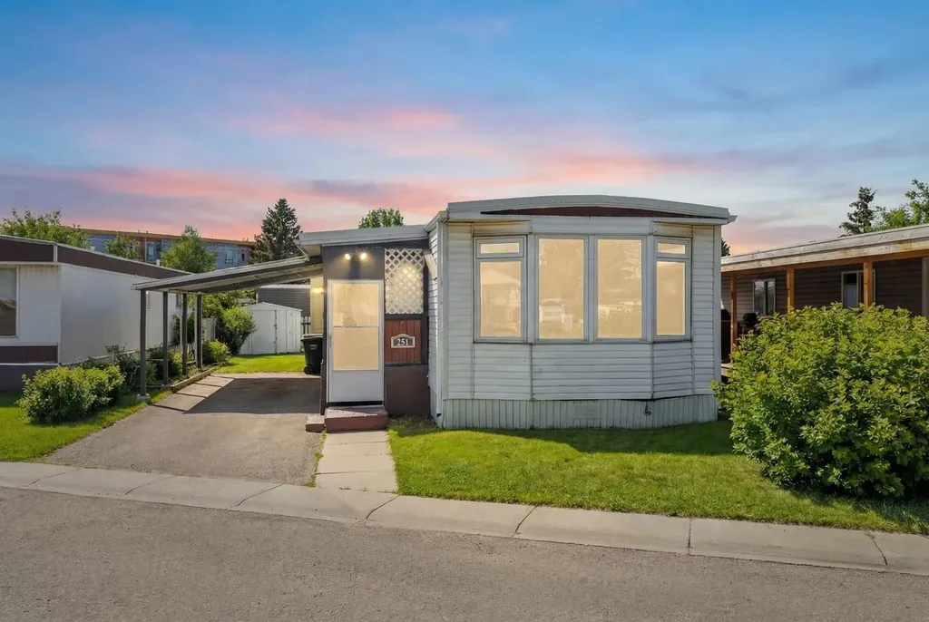 3223 83 Street NW Calgary AB T3B 5N5