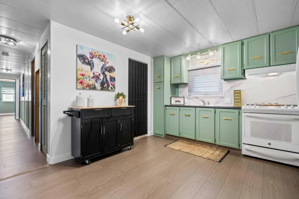 3223 83 Street NW Calgary AB T3B 5N5