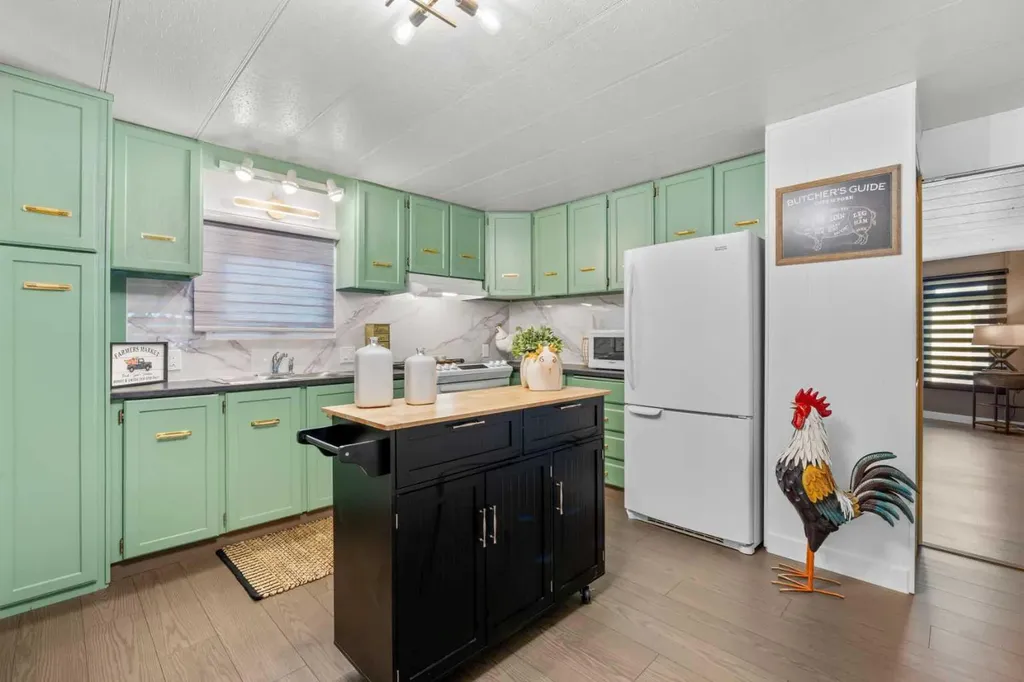 3223 83 Street NW Calgary AB T3B 5N5