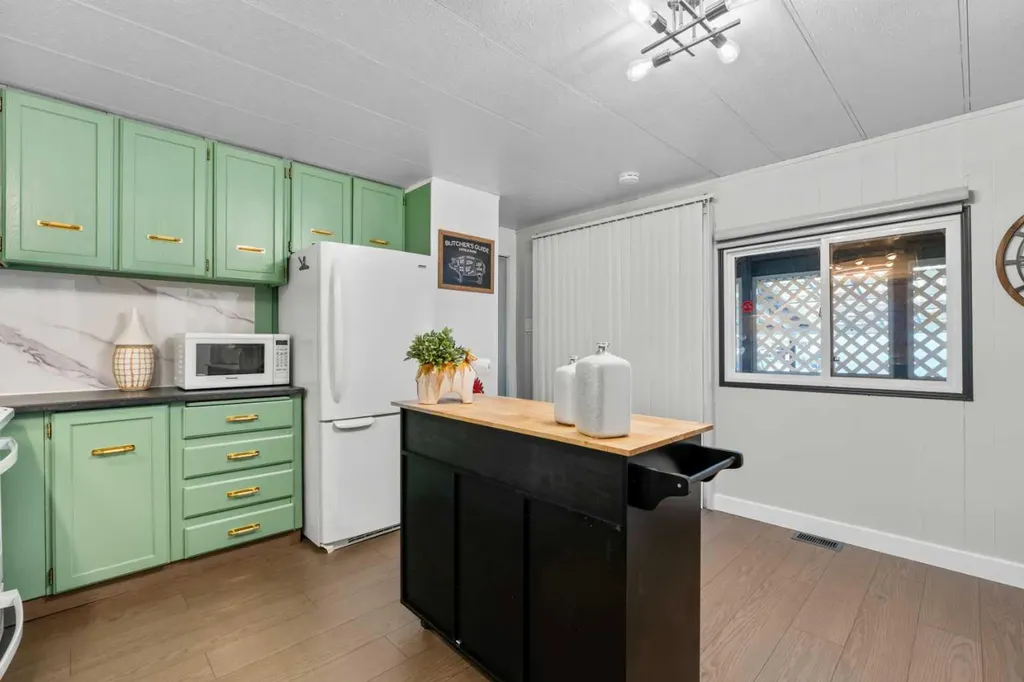 3223 83 Street NW Calgary AB T3B 5N5