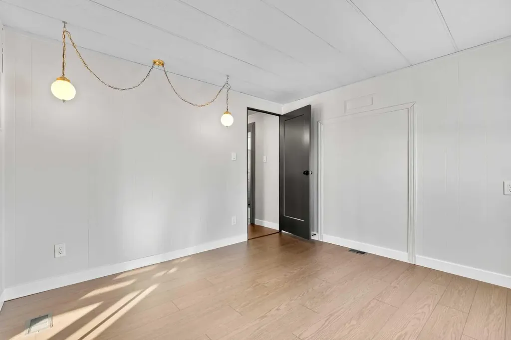 3223 83 Street NW Calgary AB T3B 5N5
