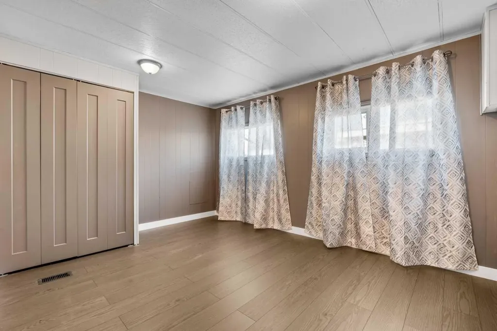 3223 83 Street NW Calgary AB T3B 5N5