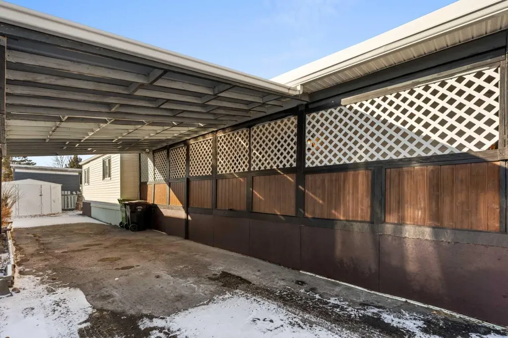 3223 83 Street NW Calgary AB T3B 5N5