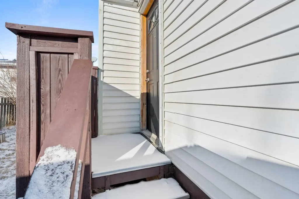 3223 83 Street NW Calgary AB T3B 5N5