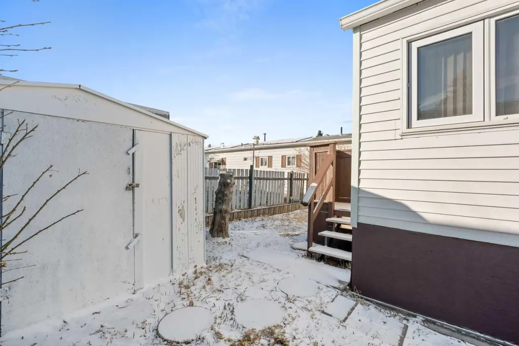 3223 83 Street NW Calgary AB T3B 5N5