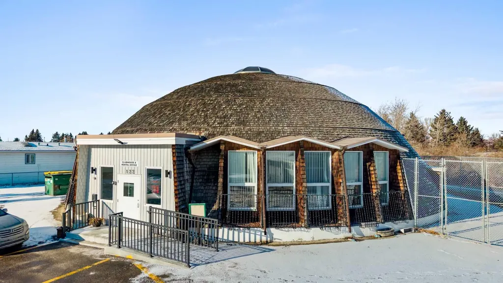 3223 83 Street NW Calgary AB T3B 5N5