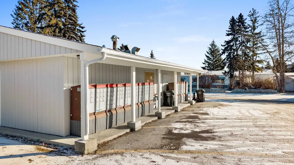 3223 83 Street NW Calgary AB T3B 5N5