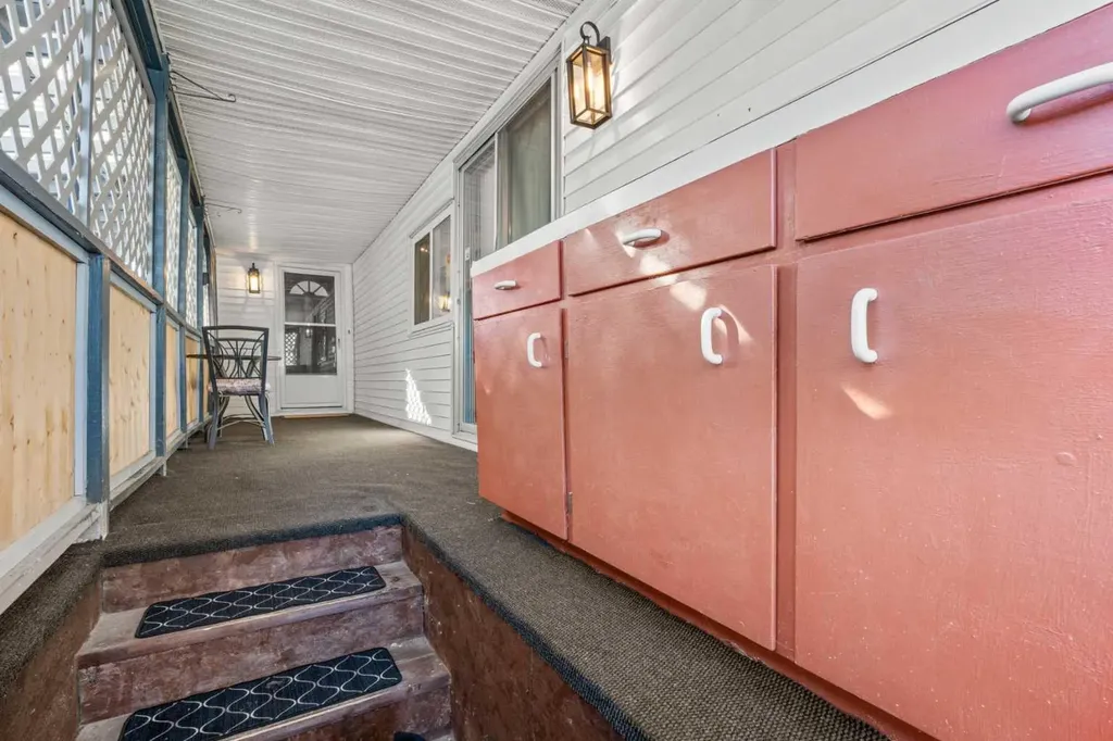 3223 83 Street NW Calgary AB T3B 5N5