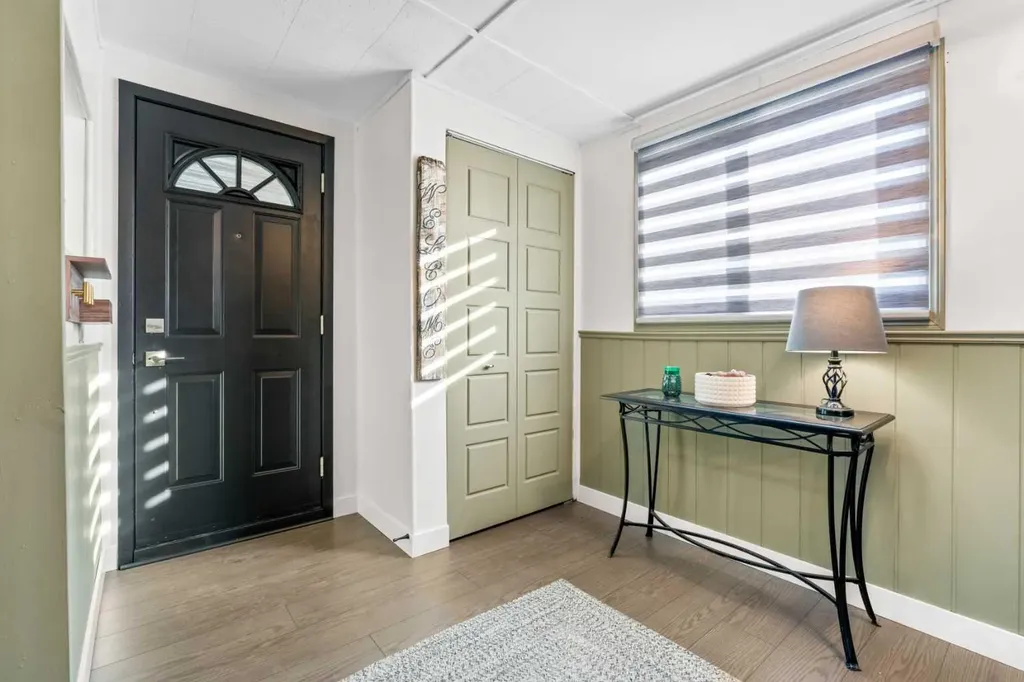 3223 83 Street NW Calgary AB T3B 5N5