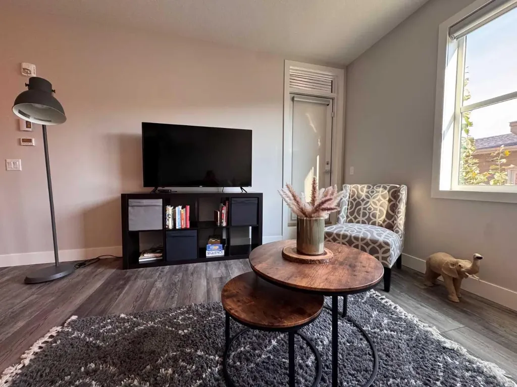 8355 19 Avenue SW Calgary AB T3H 6G3